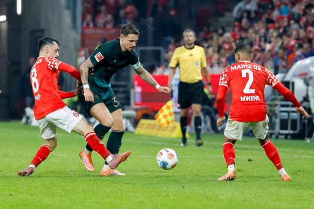 Paul Nebel 1 FSV Mainz, 08 , Marco Friedl SV Werder Bremen, 32 and Phillipp Mwene 1 FSV Mainz, 02 fighting for the ball , Germany, Soccer, 1 Bundesliga, 9 Matchday, 2025 2026, 1 FSV Mainz vs Werder Bremen, 01 11 2025, Mewa Arena, Mainz, Germany Mainz Mewa Arena Rheinland Pfalz Germany Copyright: xGrantxHubbsx