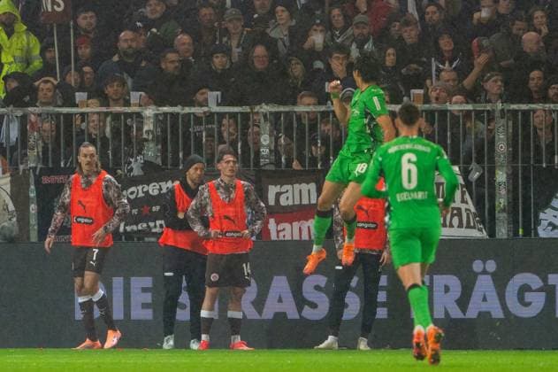 Goal for 0 3 Shuto Machino Borussia Moenchengladbach, 18 , cheers, GER, FC St Pauli vs Borussia Moenchengladbach, Football, Bundesliga, Matchday 9, Season 2025 2026, 01 11 2025 DFL REGULATES PROHIBIT ANY USE OF PHOTOGRAPHS AS IMAGE SEQUENCES AND OR QUASI VIDEO GER, FC St Pauli vs Borussia Moenchengladbach, Football, Bundesliga, Matchday 9, Season 2025 2026, 01 11 2025 Hamburg Copyright: xEibner-Pressefoto MaxxVincenx EP_MVN