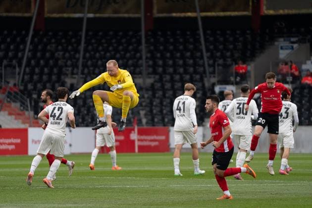 Maximilian Reule SG Sonnenhof Großaspach, 01 , Marius Kunde SG Sonnenhof Großaspach, 16 and Leon Maier SG Sonnenhof Großaspach, 27 before the match, SG Sonnenhof Großaspach vs 1 FSV Mainz 05 II, Football, Regionalliga Südwest, Matchday 15, Season 2025 2026, 01 11 2025 SG Sonnenhof Großaspach vs 1 FSV Mainz 05 II, Football, Regionalliga Südwest, Matchday 15, Season 2025 2026, 01 11 2025 Aspach Copyright: xEibner-Pressefoto PhilipxZieglerx EP_PZR