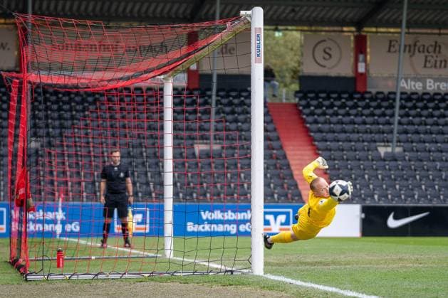 Penalty for 0 1 by Yunus Malli 1 FSV Mainz 05 II, 13 , Maximilian Reule SG Sonnenhof Großaspach, 01 anticipates the corner but can do nothing about it SG Sonnenhof Großaspach vs 1 FSV Mainz 05 II, Football, Regionalliga Südwest, Matchday 15, Season 2025 2026, 01 11 2025 SG Sonnenhof Großaspach vs 1 FSV Mainz 05 II, Football, Regionalliga Südwest, Matchday 15, Season 2025 2026, 01 11 2025 Aspach Copyright: xEibner-Pressefoto PhilipxZieglerx EP_PZR