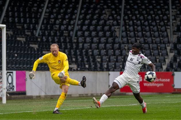 Maximilian Reule SG Sonnenhof Großaspach, 01 vs Andre Gitau 1 FSV Mainz 05 II, 11 , SG Sonnenhof Großaspach vs 1 FSV Mainz 05 II, Football, Regionalliga Südwest, Matchday 15, Season 2025 2026, 01 11 2025 SG Sonnenhof Großaspach vs 1 FSV Mainz 05 II, Football, Regionalliga Südwest, Matchday 15, Season 2025 2026, 01 11 2025 Aspach Copyright: xEibner-Pressefoto PhilipxZieglerx EP_PZR