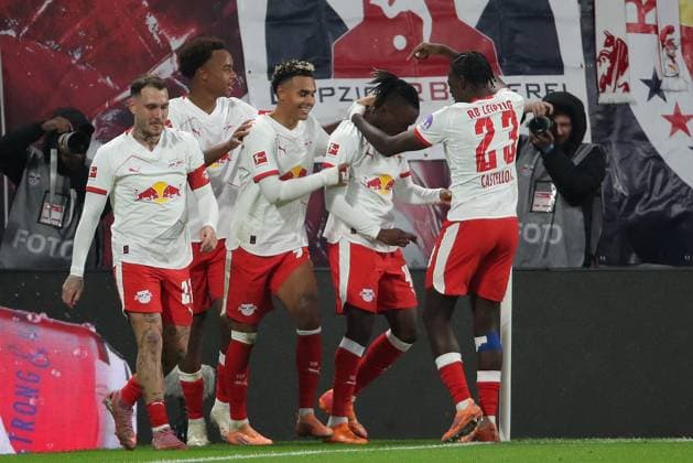 GER, 1 Bundesliga, RB Leipzig VfB Stuttgart 01 11 2025, Leipzig, Red Bull Arena, GER, Saison 2025 2026, 1 Bundesliga, 09 Spieltag, RasenBallsport Leipzig vs VfB Stuttgart im Bild Torjubel Leipzig nach dem Tor zum 2 0 durch Yan Diomande Leipzig , hier mit Castello Lukeba Leipzig DFL regulations prohibit any use of photographs as image sequences and or quasi video