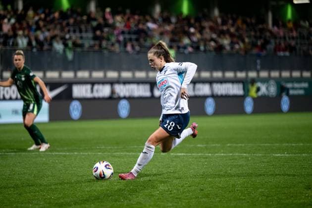 Valesca Ampoorter TSG Hoffenheim, 18 scores the goal to make it 1 1 from the penalty spot, GER, VfL Wolfsburg vs TSG 1899 Hoffenheim, Football Google Pixel Womens Bundesliga, Matchday 8, Season 2025 2026, 01 11 2025 DFB regulations prohibit any use of photographs as image sequences and or quasi video GER, VfL Wolfsburg vs TSG 1899 Hoffenheim, Football Google Pixel Womens Bundesliga, Matchday 8, Season 2025 2026, 01 11 2025 Wolfsburg Copyright: xEibner-Pressefoto Memmlerx EP_MMR