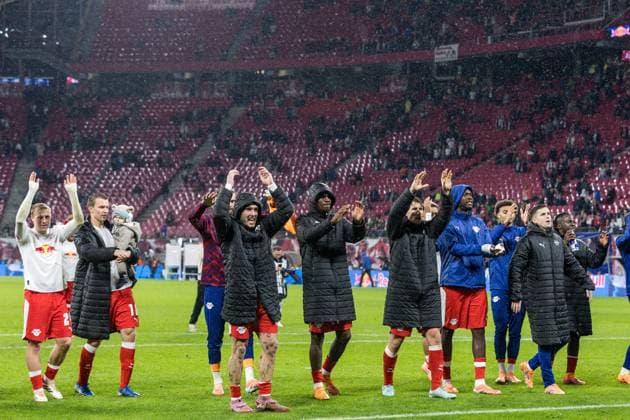 GER, Bundesliga, RB Leipzig VfB Stuttgart 01 11 2025, Red Bull Arena, Leipzig, GER, Bundesliga, RB Leipzig VfB Stuttgart Xaver Schlager RB Leipzig 24 , Lukas Klostermann RB Leipzig 16 , David Raum RB Leipzig 22 , Johan Bakayoko RB Leipzig 9 , Willi Orban RB Leipzig 4 thank the fans  nordphotoxGmbHxx xAlexanderxTrienitz nph00051