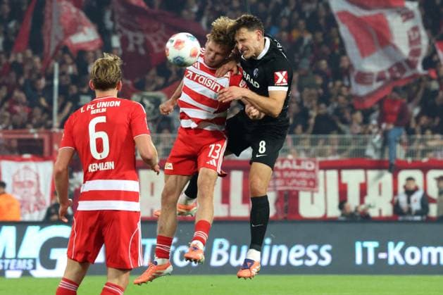 DEU, DFL, 1 FBL, 1 FC Union vs SC Freiburg, 01 11 2025, Stadion Alte Foersterei, Berlin, DEU, DFL, 1 FBL, 1 FC Union vs SC Freiburg, im Bild Andras Schaefer 1 FC Union Berlin 13 , Maximilian Eggestein FC Freiburg 8 DFL regulations prohibit any use of Photographs as image sequences and or quasi video nordphotoxGmbHx xEngler nph00076