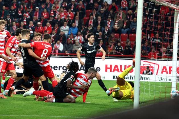 DEU, DFL, 1 FBL, 1 FC Union vs SC Freiburg, 01 11 2025, Stadion Alte Foersterei, Berlin, DEU, DFL, 1 FBL, 1 FC Union vs SC Freiburg, pictured Andrej Ilic 1 FC Union Berlin 23 , Rani Khedira 1 FC Union Berlin 8 , Johan Manzambi FC Freiburg 44 , Noah Atubolu FC Freiburg 1 DFL regulations prohibit any use of Photographs as image sequences and or quasi video nordphotoxGmbHx xEngler nph00076