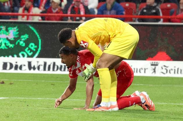 DEU, DFL, 1 FBL, 1 FC Union vs SC Freiburg, 01 11 2025, Stadion Alte Foersterei, Berlin, DEU, DFL, 1 FBL, 1 FC Union vs SC Freiburg, im Bild Danilho Doekhi 1 FC Union Berlin 5 , Noah Atubolu FC Freiburg 1 DFL regulations prohibit any use of Photographs as image sequences and or quasi video nordphotoxGmbHx xEngler nph00076