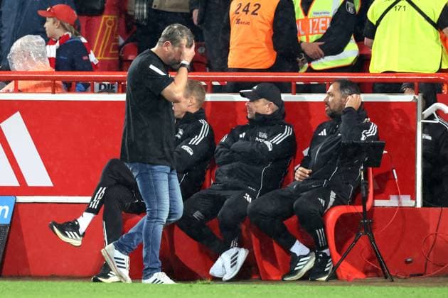 DEU, DFL, 1 FBL, 1 FC Union vs SC Freiburg, 01 11 2025, Stadion Alte Foersterei, Berlin, DEU, DFL, 1 FBL, 1 FC Union vs SC Freiburg, im Bild Cheftrainer Head Coach Steffen Baumgart 1 FC Union Berlin , Unioner Trainerbank DFL regulations prohibit any use of Photographs as image sequences and or quasi video nordphotoxGmbHx xEngler nph00076