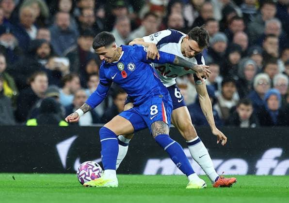 Enzo Fernandez of Chelsea battles with Joao Palhinha of Tottenham Hotspur Tottenham Hotspur v Chelsea, Premier League, Football, Tottenham Hotspur Stadium, London, UK - 01 Nov 2025London Tottenham Hotspur Stadium United Kingdom EDITORIAL USE ONLY No use with unauthorised audio, video, data, fixture lists, club league logos or live services. Online in-match use limited to 120 images, no video emulation. No use in betting, games or single club league player publications. Copyright: xMichaelxZemanek Shutterstockx 15639958h