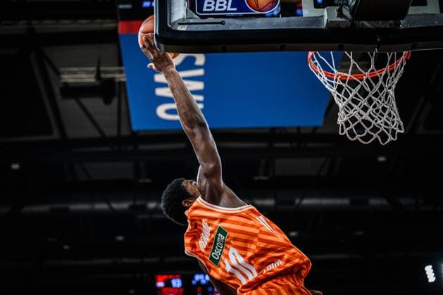 Neu Ulm, Deutschland, 01.11.25: Malik Osborne (ratiopharm ulm) in Aktion, am Ball, Einzelaktion waehrend des Basketball Bundesliga Spiels zwischen ratiopharm ulm vs Frankfurt Skyliners in der ratiopharm Arena am 01. November 2025 in Neu Ulm, Deutschland. (Foto von Harry Langer DeFodi Images) ratiopharm Arena, Germany, 01.11.25: Malik Osborne (ratiopharm ulm) controls the Ball during the Basketball Bundesliga match between ratiopharm ulm vs Frankfurt Skyliners at Neu Ulm on November 1, 2025 in ratiopharm Arena, Germany. (Photo by Harry Langer DeFodi Images) (Photo by Harry Langer DeFodi Images) Neu Ulm, Germany, 01 11 25 Malik Osborne ratiopharm ulm in action, on the ball, single action during the Basketball Bundesliga match between ratiopharm ulm vs Frankfurt Skyliners at ratiopharm Arena on November 01, 2025 in Neu Ulm, Germany Photo by Harry Langer DeFodi Images ratiopharm Arena, Germany, 01 11 25 Malik Osborne ratiopharm ulm controls the Ball during the Basketball Bundesliga match between ratiopharm ulm vs Frankfurt Skyliners at Neu Ulm on November 1, 2025 in ratiopharm Arena, Germany Photo by Harry Langer DeFodi Images Photo by Harry Langer DeFodi Images