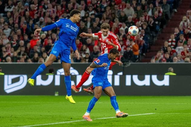Leon Goretzka FC Bayern Muenchen, 08 , GER, FC Bayern Muenchen vs Bayer 04 Leverkusen, Football, Bundesliga, 09 Matchday, Season 2025 2026, 01 11 2025, DFL DFB REGULATES PROHIBIT ANY USE OF PHOTOGRAPHS AS IMAGE SEQUENCES AND OR QUASI VIDEO, GER, FC Bayern Muenchen vs Bayer 04 Leverkusen, Football, Bundesliga, 09 Matchday, Season 2025 2026, 01 11 2025 Muenchen Copyright: xEibner-Pressefotox EP_EER