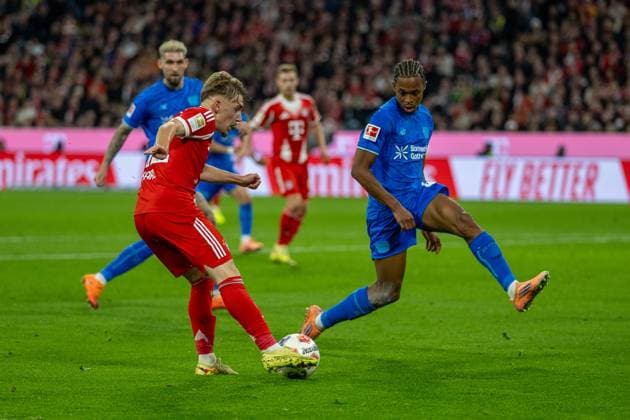 Lennart Karl FC Bayern Muenchen, 42 , Jeanuel Belocian Bayer 04 Leverkusen, 44 , GER, FC Bayern Muenchen vs Bayer 04 Leverkusen, Football, Bundesliga, 09 Matchday, Season 2025 2026, 01 11 2025, DFL DFB REGULATES PROHIBIT ANY USE OF PHOTOGRAPHS AS IMAGE SEQUENCES AND OR QUASI VIDEO, GER, FC Bayern Muenchen vs Bayer 04 Leverkusen, Football, Bundesliga, 09 Matchday, Season 2025 2026, 01 11 2025 Muenchen Copyright: xEibner-Pressefotox EP_EER