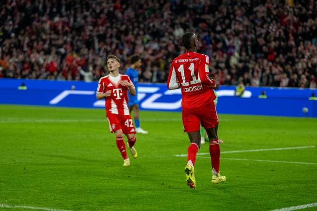 Nicolas Jackson FC Bayern Muenchen, 11 shoots the supposed 3 0, its offside, with Lennart Karl FC Bayern Muenchen, 42 GER, FC Bayern Muenchen vs Bayer 04 Leverkusen, Football, Bundesliga, 09 Matchday, Season 2025 2026, 01 11 2025, DFL DFB REGULATES PROHIBIT ANY USE OF PHOTOGRAPHS AS IMAGE SEQUENCES AND OR QUASI VIDEO, GER, FC Bayern Muenchen vs Bayer 04 Leverkusen, Football, Bundesliga, Matchday 09, Season 2025 2026, 01 11 2025 Muenchen Copyright: xEibner-Pressefotox EP_EER