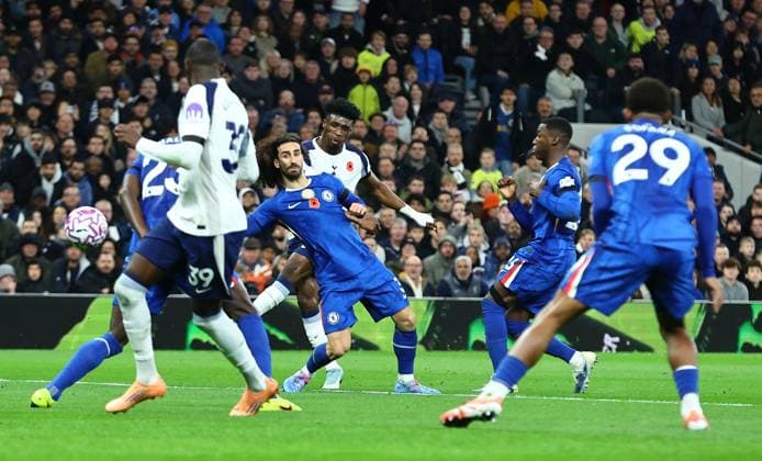 Mohammed Kudus of Tottenham Hotspur has a shot despite the attentions of Marc Cucurella of Chelsea Tottenham Hotspur v Chelsea, Premier League, Football, Tottenham Hotspur Stadium, London, UK - 01 Nov 2025London Tottenham Hotspur Stadium United Kingdom EDITORIAL USE ONLY No use with unauthorised audio, video, data, fixture lists, club league logos or live services. Online in-match use limited to 120 images, no video emulation. No use in betting, games or single club league player publications. Copyright: xMichaelxZemanek Shutterstockx 15639958ab