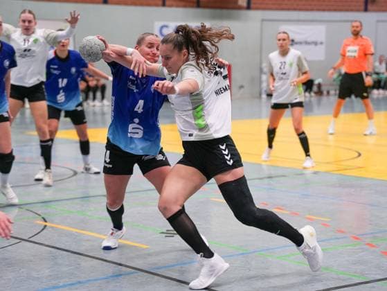 Lara Niemann SV Werder Bremen, 35 against Svenja Mann Bergischer HC, 04 in duel Bergischer HC Women vs SV Werder Bremen Women, Handball, 2 Bundesliga Women, Matchday 7, Season 2025 2026, 01 11 2025 Bergischer HC Women vs SV Werder Bremen Women, Handball, 2 Bundesliga Women, Matchday 7, Season 2025 2026, 01 11 2025 Solingen Copyright: xEibner-Pressefoto DamianxKruczynx EP_DKI