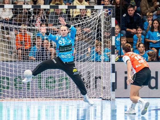 Celina Meissner Frisch Auf Women, 61 in the seven-meter duel with Ona Vegue HSG Blomberg Lippe, 14 , Frisch Auf Goeppingen vs HSG Blomberg Lippe, Handball, 1 Bundesliga, Season 2025 2026, 01 11 2025 Frisch Auf Goeppingen vs HSG Blomberg Lippe, Handball, 1 Bundesliga, Season 2025 2026, 01 11 2025 Goeppingen Copyright: xMichaelxSchmidt Eibner-Pressefotx EP_MST