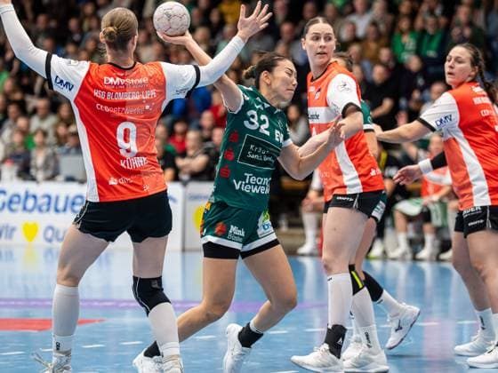 Haruno Sasaki Frisch Auf Women, 32 in duel with Nieke Kuehne HSG Blomberg Lippe, 09 , Frisch Auf Goeppingen vs HSG Blomberg Lippe, Handball, 1 Bundesliga, Season 2025 2026, 01 11 2025 Frisch Auf Goeppingen vs HSG Blomberg Lippe, Handball, 1 Bundesliga, Season 2025 2026, 01 11 2025 Goeppingen Copyright: xMichaelxSchmidt Eibner-Pressefotx EP_MST