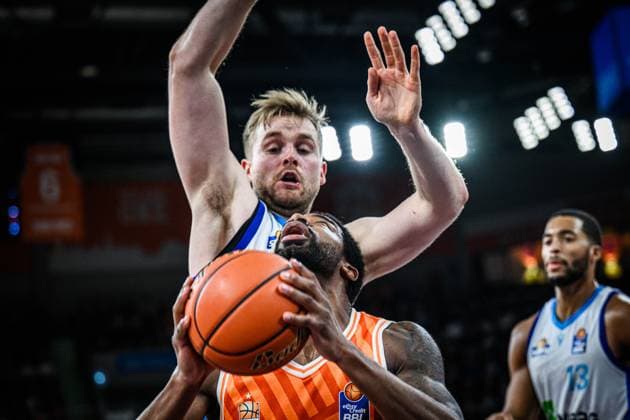 Neu Ulm, Deutschland, 01.11.25: Till Pape (Skyliners) und Christopher Ledlum (ratiopharm ulm) im Zweikampf waehrend des Basketball Bundesliga Spiels zwischen ratiopharm ulm vs Frankfurt Skyliners in der ratiopharm Arena am 01. November 2025 in Neu Ulm, Deutschland. (Foto von Harry Langer DeFodi Images) ratiopharm Arena, Germany, 01.11.25: Till Pape (Skyliners) und Christopher Ledlum (ratiopharm ulm) battle for the ball during the Basketball Bundesliga match between ratiopharm ulm vs Frankfurt Skyliners at Neu Ulm on November 1, 2025 in ratiopharm Arena, Germany. (Photo by Harry Langer DeFodi Images) (Photo by Harry Langer DeFodi Images) Neu Ulm, Germany, 01 11 25 Till Pape Skyliners and Christopher Ledlum ratiopharm ulm battle for the ball during the Basketball Bundesliga match between ratiopharm ulm vs Frankfurt Skyliners at the ratiopharm Arena on November 01, 2025 in Neu Ulm, Germany Photo by Harry Langer DeFodi Images ratiopharm Arena, Germany, 01 11 25 Till Pape Skyliners and Christopher Ledlum ratiopharm ulm battle for the ball during the Basketball Bundesliga match between ratiopharm ulm vs Frankfurt Skyliners at Neu Ulm on November 1, 2025 in ratiopharm Arena, Germany Photo by Harry Langer DeFodi Images Photo by Harry Langer DeFodi Images
