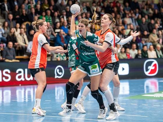 Sina Ehmann Frisch Auf Women, 22 in duel with Andrea Jacobsen HSG Blomberg Lippe, 04 , Frisch Auf Goeppingen vs HSG Blomberg Lippe, Handball, 1 Bundesliga, Season 2025 2026, 01 11 2025 Frisch Auf Goeppingen vs HSG Blomberg Lippe, Handball, 1 Bundesliga, Season 2025 2026, 01 11 2025 Goeppingen Copyright: xMichaelxSchmidt Eibner-Pressefotx EP_MST