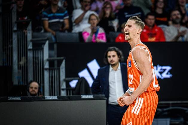Neu Ulm, Deutschland, 01.11.25: Thomas Klepeisz (ratiopharm ulm) gestikuliert, gestik, jubelt waehrend des Basketball Bundesliga Spiels zwischen ratiopharm ulm vs Frankfurt Skyliners in der ratiopharm Arena am 01. November 2025 in Neu Ulm, Deutschland. (Foto von Harry Langer DeFodi Images) ratiopharm Arena, Germany, 01.11.25: Thomas Klepeisz (ratiopharm ulm) gestures during the Basketball Bundesliga match between ratiopharm ulm vs Frankfurt Skyliners at Neu Ulm on November 1, 2025 in ratiopharm Arena, Germany. (Photo by Harry Langer DeFodi Images) (Photo by Harry Langer DeFodi Images) Neu Ulm, Germany, 01 11 25 Thomas Klepeisz ratiopharm ulm gestures, gestures, cheers during the Basketball Bundesliga match between ratiopharm ulm vs Frankfurt Skyliners at ratiopharm Arena on November 01, 2025 in Neu Ulm, Germany Photo by Harry Langer DeFodi Images ratiopharm Arena, Germany, 01 11 25 Thomas Klepeisz ratiopharm ulm gestures during the Basketball Bundesliga match between ratiopharm ulm vs Frankfurt Skyliners at Neu Ulm on November 1, 2025 in ratiopharm Arena, Germany Photo by Harry Langer DeFodi Images Photo by Harry Langer DeFodi Images