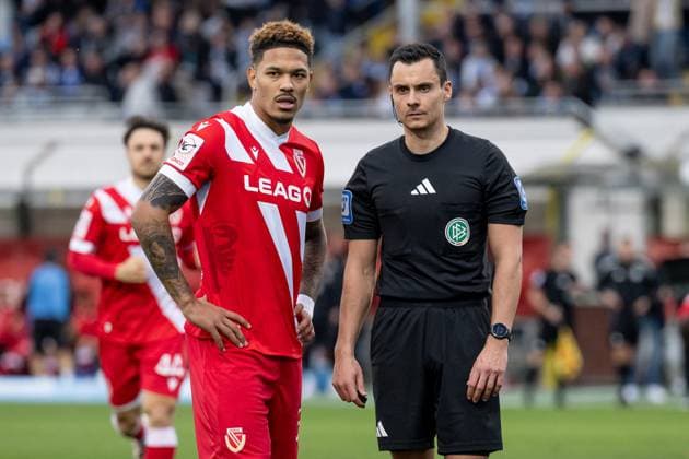 Justin Butler FC Energie Cottbus, 31 due to an apparently racist incident by Loewen fans in relation to him, the match had to be interrupted for a few minutes, right Konrad Oldhafer Referee GER, TSV 1860 Muenchen vs FC Energie Cottbus, Football, 3 Bundesliga, 13 Matchday, Season 2025 2026, 01 11 2025 DFL DFB REGULATIONS PROHIBIT ANY USE OF PHOTOGRAPHS as IMAGE SEQUENCES and or QUASI VIDEO GER, TSV 1860 Muenchen vs FC Energie Cottbus, Football, 3 Bundesliga, 13 Matchday, Season 2025 2026, 01 11 2025 Muenchen Copyright: xEibner-Pressefoto HeikexFeinerx EP_HFR