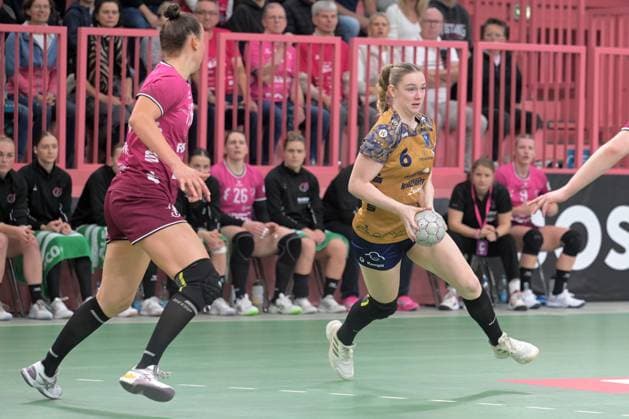 Aida Mittag Buxtehuder SV, 06 vs Carolin Huebner TusSies Metzingen, 56 TusSies Metzingen vs Buxtehuder SV, Handball, Alsco HBF, 7 League Matchday, Season 2025 2026, 01 11 2025 TusSies Metzingen vs Buxtehuder SV, Handball, Alsco HBF, 7 League Matchday, Season 2025 2026, 01 11 2025 Tuebingen Copyright: xEibner-Pressefoto TobiasxBaurx EP_TBR