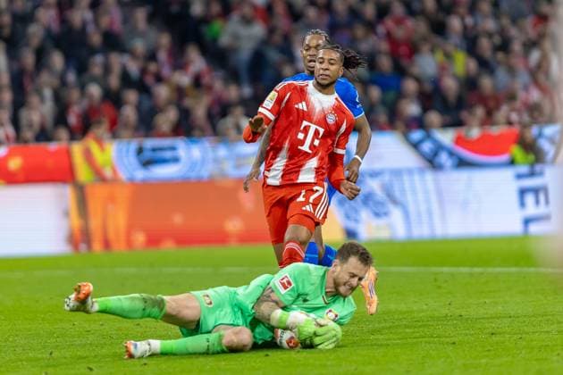 Chance Michael Olise FC Bayern Muenchen, 17 Mark Flekken Bayer 04 Leverkusen, 01 prevented with pike jump, GER, FC Bayern Muenchen vs Bayer 04 Leverkusen, Football, Bundesliga, 09 Matchday, Season 2025 2026, 01 11 2025, DFL DFB REGULATES PROHIBIT ANY USE OF PHOTOGRAPHS AS IMAGE SEQUENCES AND OR QUASI VIDEO, GER, FC Bayern Muenchen vs Bayer 04 Leverkusen, Football, Bundesliga, Matchday 09, Season 2025 2026, 01 11 2025 Muenchen Copyright: xEibner-Pressefoto JanixPlessx EP_JPL