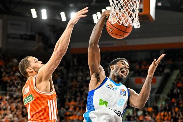GER, BBL, ratiopharm Ulm vs Skyliners Frankfurt 01 11 2025, ratiopharm arena, Neu Ulm, GER, BBL, ratiopharm Ulm vs Skyliners Frankfurt, in the picture William Christmas Frankfurt, 8 wins the rebound against Christopher Ledlum Ulm, 4 nordphotoxGmbHx xHafner nph00200