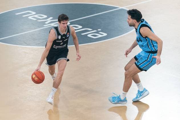 Richard Balint BMA365 Bamberg Baskets, 11 dribbling against Benedikt Turudic Veolia Towers Hamburg, 44 , GER, Veolia Towers Hamburg vs BMA365 Bamberg Baskets, Basketball, Bundesliga, Matchday 6, Season 2025 2026, 01 11 2025 GER, Veolia Towers Hamburg vs BMA365 Bamberg Baskets, Basketball, Bundesliga, Matchday 6, Season 2025 2026, 01 11 2025 Hamburg Copyright: xEibner-Pressefoto MaxxVincenx EP_MVN