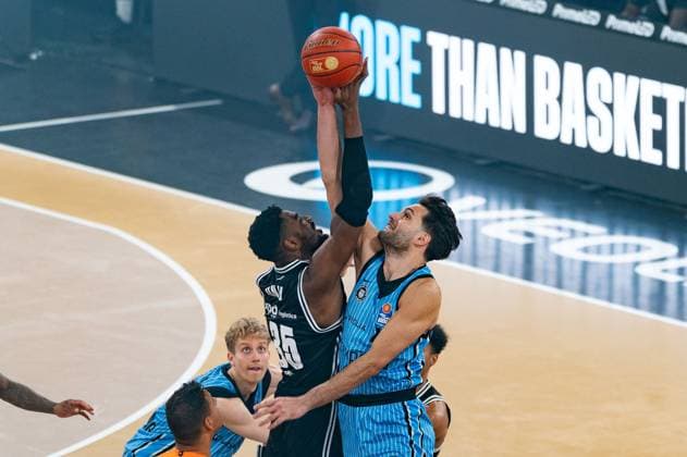 Tip Off, Ejiofor Onu BMA365 Bamberg Baskets, 35 vs Benedikt Turudic Veolia Towers Hamburg, 44 , GER, Veolia Towers Hamburg vs BMA365 Bamberg Baskets, Basketball, Bundesliga, Matchday 6, Season 2025 2026, 01 11 2025 GER, Veolia Towers Hamburg vs BMA365 Bamberg Baskets, Basketball, Bundesliga, Matchday 6, Season 2025 2026, 01 11 2025 Hamburg Copyright: xEibner-Pressefoto MaxxVincenx EP_MVN