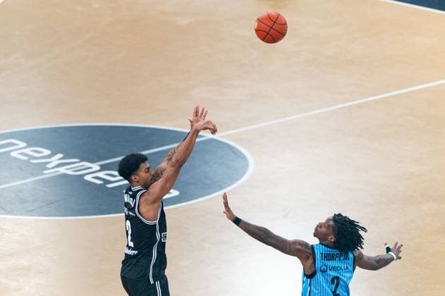 Ibrahim Watson Boye BMA365 Bamberg Baskets, 02 throwing against Leonard Thorpe Jr Veolia Towers Hamburg, 02 , GER, Veolia Towers Hamburg vs BMA365 Bamberg Baskets, Basketball, Bundesliga, Matchday 6, Season 2025 2026, 01 11 2025 GER, Veolia Towers Hamburg vs BMA365 Bamberg Baskets, Basketball, Bundesliga, Matchday 6, Season 2025 2026, 01 11 2025 Hamburg Copyright: xEibner-Pressefoto MaxxVincenx EP_MVN