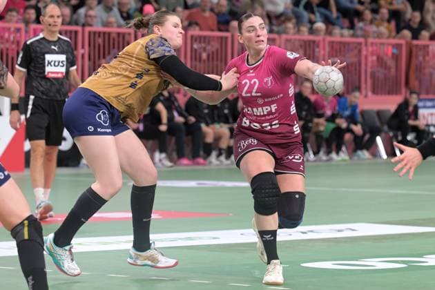 Gabriela Clausson Bitolo TusSies Metzingen, 22 vs Lin Elisabeth Lueck Buxtehuder SV, 51 TusSies Metzingen vs Buxtehuder SV, handball, Alsco HBF, 7 league matchday, 2025 2026 season, 01 11 2025 TusSies Metzingen vs Buxtehuder SV, handball, Alsco HBF, 7 league matchday, 2025 2026 season, 01 11 2025 Tuebingen Copyright: xEibner-Pressefoto TobiasxBaurx EP_TBR