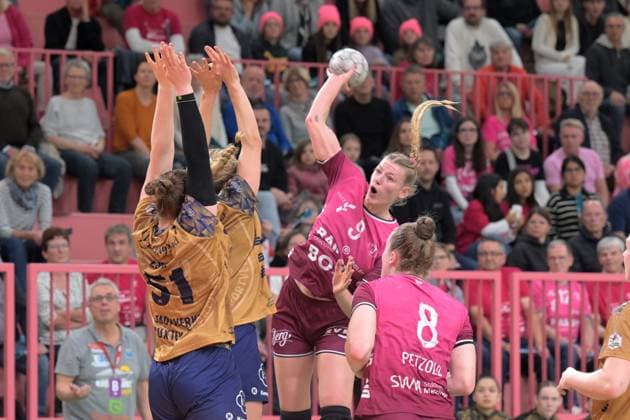 Naina Klein TusSies Metzingen, 09 against the block of BSV TusSies Metzingen vs Buxtehuder SV, handball, Alsco HBF, 7 league matchday, season 2025 2026, 01 11 2025 TusSies Metzingen vs Buxtehuder SV, handball, Alsco HBF, 7 league matchday, season 2025 2026, 01 11 2025 Tuebingen Copyright: xEibner-Pressefoto TobiasxBaurx EP_TBR