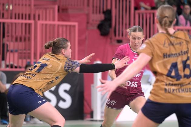 Klara Schlegel TusSies Metzingen, 14 vs Lin Elisabeth Lueck Buxtehuder SV, 51 TusSies Metzingen vs Buxtehuder SV, handball, Alsco HBF, 7 league matchday, 2025 2026 season, 01 11 2025 TusSies Metzingen vs Buxtehuder SV, handball, Alsco HBF, 7 league matchday, 2025 2026 season, 01 11 2025 Tuebingen Copyright: xEibner-Pressefoto TobiasxBaurx EP_TBR