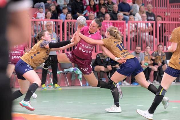Carolin Huebner TusSies Metzingen, 56 vs Lin Elisabeth Lueck Buxtehuder SV, 51 and Johanna Andresen Buxtehuder SV, 18 TusSies Metzingen vs Buxtehuder SV, Handball, Alsco HBF, 7 League Matchday, Season 2025 2026, 01 11 2025 TusSies Metzingen vs Buxtehuder SV, Handball, Alsco HBF, 7 League Matchday, Season 2025 2026, 01 11 2025 Tuebingen Copyright: xEibner-Pressefoto TobiasxBaurx EP_TBR