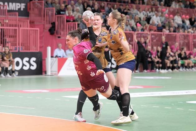 Svenja Huebner TusSies Metzingen, 26 vs Lin Elisabeth Lueck Buxtehuder SV, 51 and Aida Mittag Buxtehuder SV, 06 TusSies Metzingen vs Buxtehuder SV, Handball, Alsco HBF, 7 League Matchday, Season 2025 2026, 01 11 2025 TusSies Metzingen vs Buxtehuder SV, Handball, Alsco HBF, 7 League Matchday, Season 2025 2026, 01 11 2025 Tuebingen Copyright: xEibner-Pressefoto TobiasxBaurx EP_TBR
