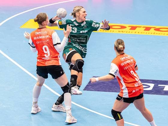 Luisa Schulze Frisch Auf Frauen, 33 asserts herself at the circle against Nieke Kuehne HSG Blomberg Lippe, 09, Frisch Auf Goeppingen vs HSG Blomberg Lippe, Handball, 1 Bundesliga, Season 2025 2026, 01 11 2025 Frisch Auf Goeppingen vs HSG Blomberg Lippe, Handball, 1 Bundesliga, Season 2025 2026, 01 11 2025 Goeppingen Copyright: xMichaelxSchmidt Eibner-Pressefotx EP_MST