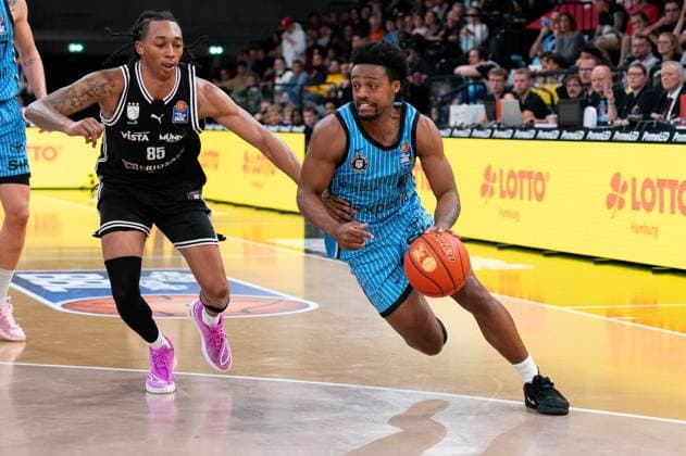 Eric Reed Jr Veolia Towers Hamburg, 43 dribbling against Austin Crowley BMA365 Bamberg Baskets, 85 , GER, Veolia Towers Hamburg vs BMA365 Bamberg Baskets, Basketball, Bundesliga, Matchday 6, Season 2025 2026, 01 11 2025 GER, Veolia Towers Hamburg vs BMA365 Bamberg Baskets, Basketball, Bundesliga, Matchday 6, Season 2025 2026, 01 11 2025 Hamburg Copyright: xEibner-Pressefoto MaxxVincenx EP_MVN