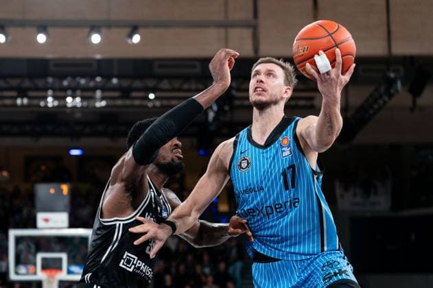 Niklas Wimberg Veolia Towers Hamburg, 17 dribbling against Ejiofor Onu BMA365 Bamberg Baskets, 35 , GER, Veolia Towers Hamburg vs BMA365 Bamberg Baskets, Basketball, Bundesliga, Matchday 6, Season 2025 2026, 01 11 2025 GER, Veolia Towers Hamburg vs BMA365 Bamberg Baskets, Basketball, Bundesliga, Matchday 6, Season 2025 2026, 01 11 2025 Hamburg Copyright: xEibner-Pressefoto MaxxVincenx EP_MVN