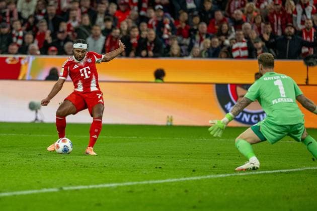 Goal for 1 0 by Serge Gnabry FC Bayern Muenchen, 07 , GER, FC Bayern Muenchen vs Bayer 04 Leverkusen, Football, Bundesliga, 09 Matchday, Season 2025 2026, 01 11 2025, DFL DFB REGULATES PROHIBIT ANY USE OF PHOTOGRAPHS AS IMAGE SEQUENCES AND OR QUASI VIDEO, GER, FC Bayern Muenchen vs Bayer 04 Leverkusen, Football, Bundesliga, 09 Matchday, Season 2025 2026, 01 11 2025 Muenchen Copyright: xEibner-Pressefotox EP_EER