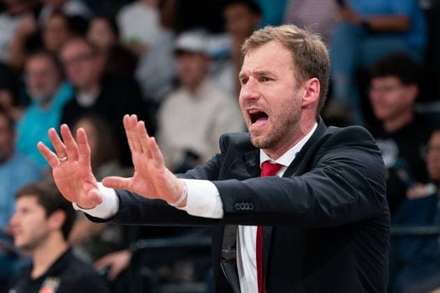 Anton Gavel BMA365 Bamberg Baskets, Coach gives player instructions, Gesture, Single image, Single photo, Portrait, Portraet, Cropped, GER, Veolia Towers Hamburg vs BMA365 Bamberg Baskets, Basketball, Bundesliga, Matchday 6, Season 2025 2026, 01 11 2025 GER, Veolia Towers Hamburg vs BMA365 Bamberg Baskets, Basketball, Bundesliga, Matchday 6, Season 2025 2026, 01 11 2025 Hamburg Copyright: xEibner-Pressefoto MaxxVincenx EP_MVN