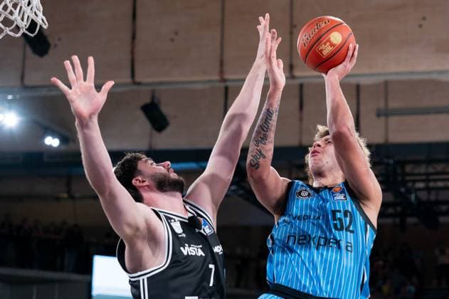 Zacharie Perrin Veolia Towers Hamburg, 52 on a lay-up against Finn Doentgens BMA365 Bamberg Baskets, 07 , GER, Veolia Towers Hamburg vs BMA365 Bamberg Baskets, Basketball, Bundesliga, Matchday 6, Season 2025 2026, 01 11 2025 GER, Veolia Towers Hamburg vs BMA365 Bamberg Baskets, Basketball, Bundesliga, Matchday 6, Season 2025 2026, 01 11 2025 Hamburg Copyright: xEibner-Pressefoto MaxxVincenx EP_MVN