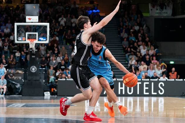 Nelson Martin Veolia Towers Hamburg, 10 dribbling against Adrian Petkovic BMA365 Bamberg Baskets, 15 , GER, Veolia Towers Hamburg vs BMA365 Bamberg Baskets, Basketball, Bundesliga, Matchday 6, Season 2025 2026, 01 11 2025 GER, Veolia Towers Hamburg vs BMA365 Bamberg Baskets, Basketball, Bundesliga, Matchday 6, Season 2025 2026, 01 11 2025 Hamburg Copyright: xEibner-Pressefoto MaxxVincenx EP_MVN