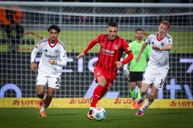 Arijon Ibrahimovic 22 1FC Heidenheim 1846 , center, launches a counterattack, Nathaniel Brown 21 Eintracht Frankfurt and Hugo Larsson 16 Eintracht Frankfurt , 1 FC Heidenheim 1846 vs Eintracht Frankfurt, Football, Men, DFL, Bundesliga, Season 2025 2026, Voith Arena, Matchday 9, 01 11 2025 Heidenheim Baden Wuerttemberg Germany Copyright: xkolbert-press MartinxAgüerax