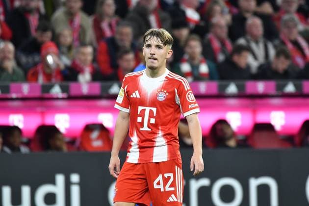 01.11.2025, Allianz Arena, München, GER, 1.FBL, FC Bayern München vs Bayer Leverkusen , im Bild Lennart Karl (München) DFL regulations prohibit any use of photographs as image sequences and or quasi-video. (Photo by Midori Ikenouchi Hasan Bratic DeFodi Images) 01 11 2025, Allianz Arena, München, GER, 1 FBL, FC Bayern München vs Bayer Leverkusen , im Bild Lennart Karl München DFL regulations prohibit any use of photographs as image sequences and or quasi video Photo by Midori Ikenouchi Hasan Bratic DeFodi Images