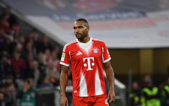 01.11.2025, Allianz Arena, München, GER, 1.FBL, FC Bayern München vs Bayer Leverkusen , im Bild Jonathan Tah (München) DFL regulations prohibit any use of photographs as image sequences and or quasi-video. (Photo by Midori Ikenouchi Hasan Bratic DeFodi Images) 01 11 2025, Allianz Arena, München, GER, 1 FBL, FC Bayern München vs Bayer Leverkusen , im Bild Jonathan Tah München DFL regulations prohibit any use of photographs as image sequences and or quasi video Photo by Midori Ikenouchi Hasan Bratic DeFodi Images