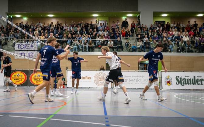 Volleyball, Season 2025 2026, 2 Bundesliga Nord, 01 11 2025, 06 Matchday, Men, TuB Bocholt blue vs Muenster Volleys black v l Luis Kubo TuB Bocholt , Tom Doerpinghaus TuB Bocholt , Lukas Salimi TuB Bocholt , Tom Luca Schluse Libero TuB Bocholt , Rudy Schneider TuB Bocholt , Joke Johannig TuB Bocholt , Bocholt Sporthalle West Nordrhein Westfalen Germany 251101_vb_tub-bocholt_muenster-volleys_45715