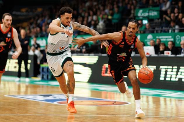 Alonzo Verge Jr Rasta Vechta in a duel with Nolan Adekunle Gladiators Trier , Vet Concept Gladiators Trier vs Rasta Vechta, Basketball, easyCredit BBL, Matchday 6, Season 2025 2026, 02 11 2025 Vet Concept Gladiators Trier vs Rasta Vechta, Basketball, easyCredit BBL, Matchday 6, Season 2025 2026, 02 11 2025 Copyright: xEibner-Pressefoto AlexanderxNeisx EP_ANS