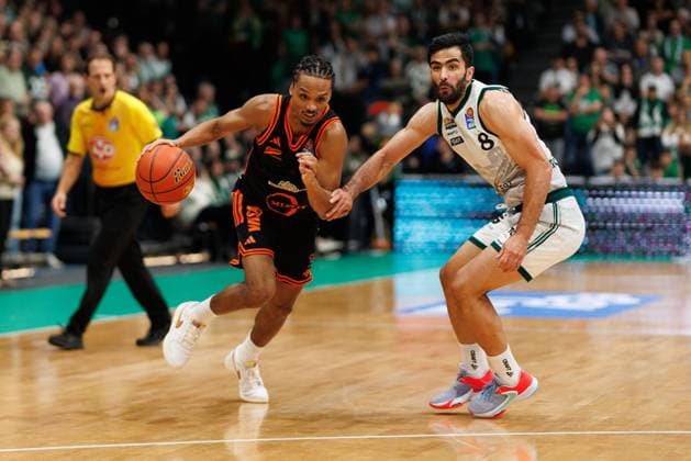 Alonzo Verge Jr Rasta Vechta in a duel with Behnam Yakhchali Gladiators Trier , Vet Concept Gladiators Trier vs Rasta Vechta, Basketball, easyCredit BBL, Matchday 6, Season 2025 2026, 02 11 2025 Vet Concept Gladiators Trier vs Rasta Vechta, Basketball, easyCredit BBL, Matchday 6, Season 2025 2026, 02 11 2025 Copyright: xEibner-Pressefoto AlexanderxNeisx EP_ANS