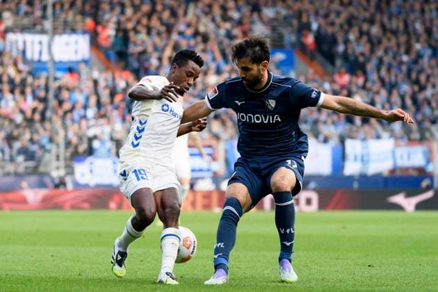 Lubambo Musonda (1.FC Magdeburg) und Gerrit Holtmann (VfL Bochum) im Kampf um den Ball waehrend des spiels der 2. Bundesliga zwischen VfL Bochum und 1.FC Magdeburg , Vonovia Ruhrstadion am 02. November 2025 in Bochum, Deutschland. (Foto von Max Maiwald DeFodi Images) +++ Lubambo Musonda (1.FC Magdeburg) und Gerrit Holtmann (VfL Bochum) battle for the ball during the 2. Bundesliga match between VfL Bochum and 1.FC Magdeburg at Vonovia Ruhrstadion on November 2, 2025 in Bochum, Germany. (Photo by Max Maiwald DeFodi Images) DFB DFL REGULATIONS PROHIBIT ANY USE OF PHOTOGRAPHS AS IMAGE SEQUENCES AND OR QUASI-VIDEO. (Photo by Max Maiwald DeFodi Images) Lubambo Musonda 1 FC Magdeburg and Gerrit Holtmann VfL Bochum battle for the ball during the 2 Bundesliga match between VfL Bochum and 1 FC Magdeburg , Vonovia Ruhrstadion on November 02, 2025 in Bochum, Germany, Germany Photo by Max Maiwald DeFodi Images Lubambo Musonda 1 FC Magdeburg and Gerrit Holtmann VfL Bochum battle for the ball during the 2 Bundesliga match between VfL Bochum and 1 FC Magdeburg at Vonovia Ruhrstadion on November 2, 2025 in Bochum, Germany Photo by Max Maiwald DeFodi Images DFB DFL REGULATIONS PROHIBIT ANY USE OF PHOTOGRAPHS AS IMAGE SEQUENCES AND OR QUASI VIDEO Photo by Max Maiwald DeFodi Images